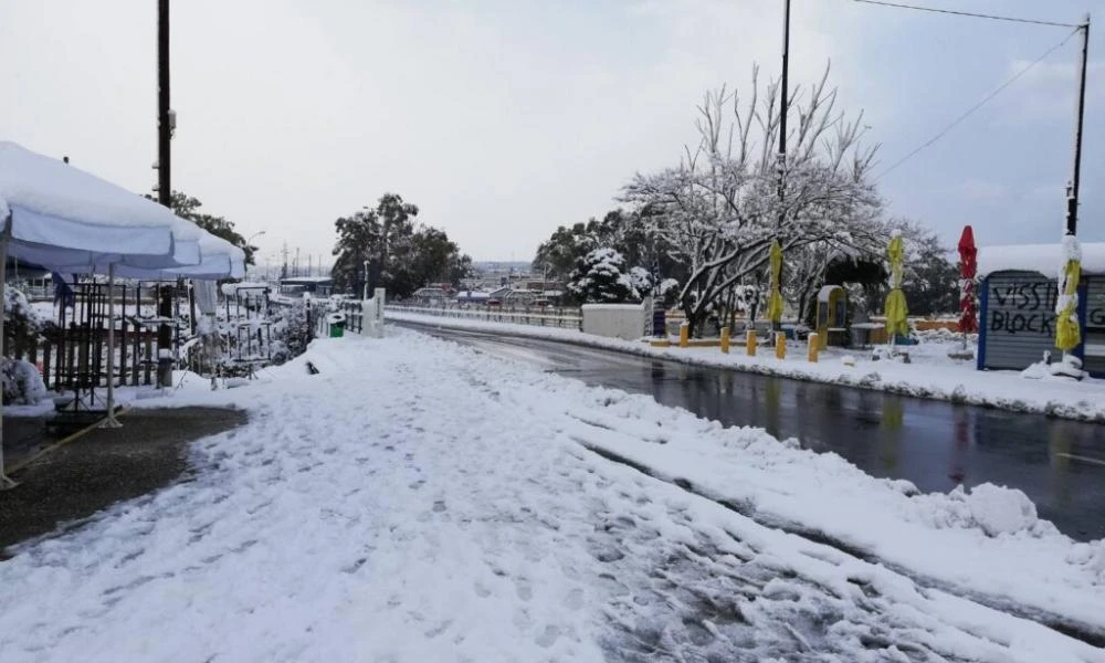 Με αντιολισθητικές αλυσίδες η κυκλοφορία στην Κόρινθο - Έπεσαν τα πρώτα χιόνια